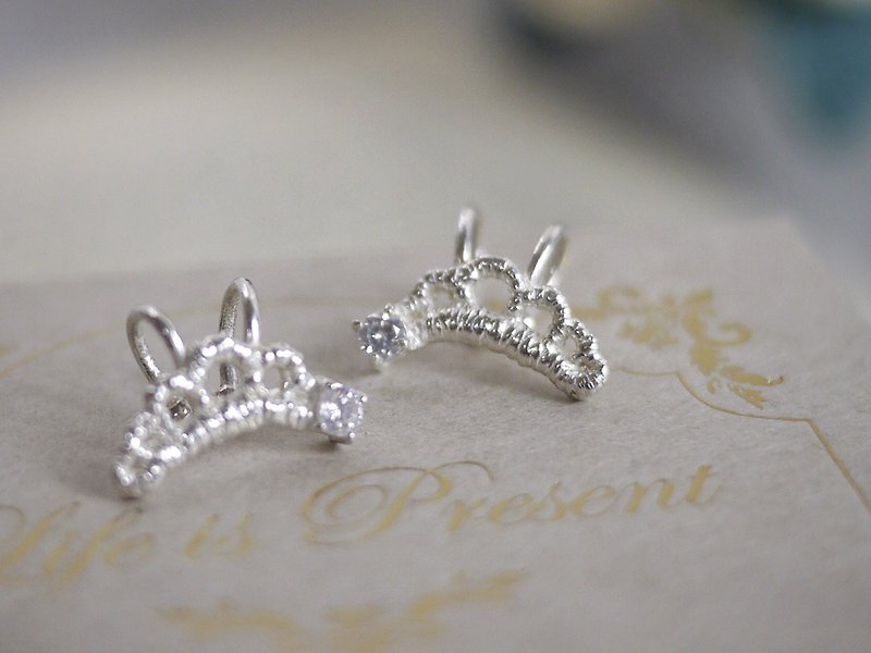 One Curved Lace Sterling Silver Earrings/ Clip-On Ear Cuff Sterling Silver Cloth Lace Elegant - ต่างหู - เงินแท้ สีเงิน