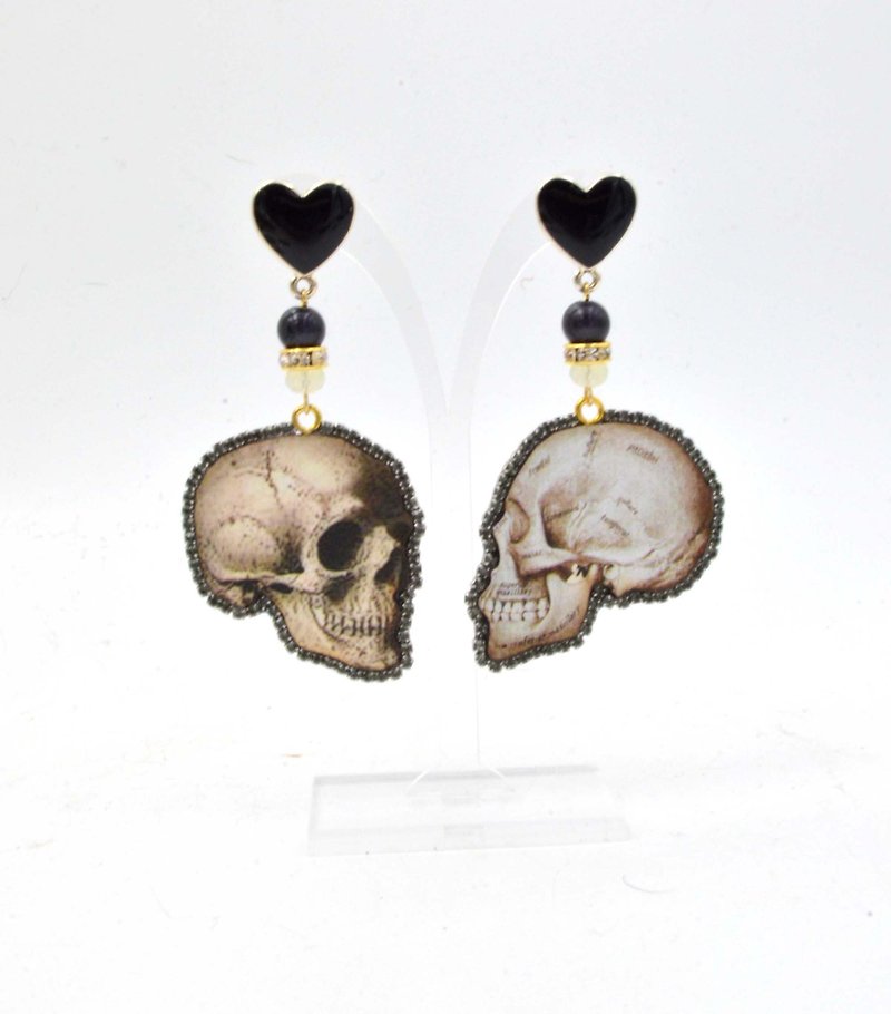 TIMBEE LO Retro Skull Skull Pattern Wood Chip Earrings Embellished with Swarovski Crystals - Earrings & Clip-ons - Wood Multicolor