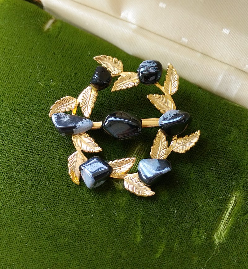 【西洋古董飾品 】 小黑石 金葉 可愛花圈 別針 胸針 - 胸針 - 其他材質 白色