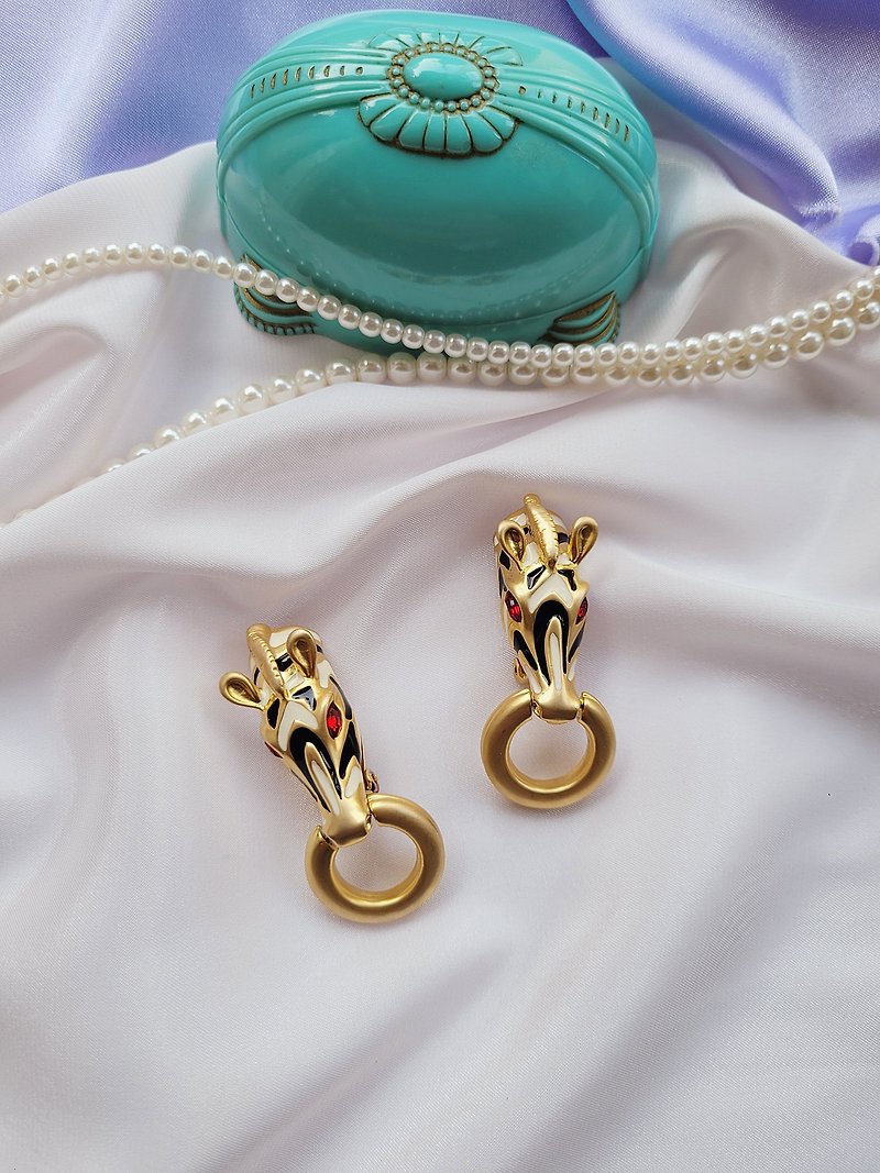 American Western antique jewelry / GIVENCHY Givenchy Zebra matte gold-plated clip earrings - ต่างหู - โลหะ 