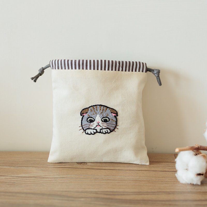 Hand-embroidered fold-ear cat beige cotton double-layer drawstring pocket storage bag - กระเป๋าหูรูด - ผ้าฝ้าย/ผ้าลินิน สีเทา