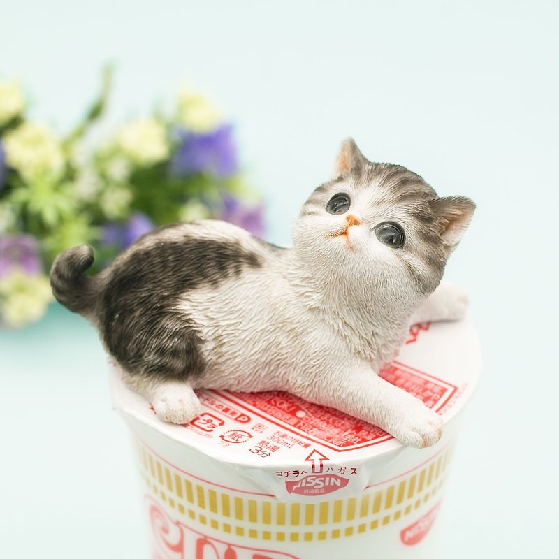 【デバリエ 】ca233【正規品】猫の置物 サバトラ カップラーメン マグネット フック レジン製 ギフト かわいい 誕生日プレゼント - 置物 - レジン グレー
