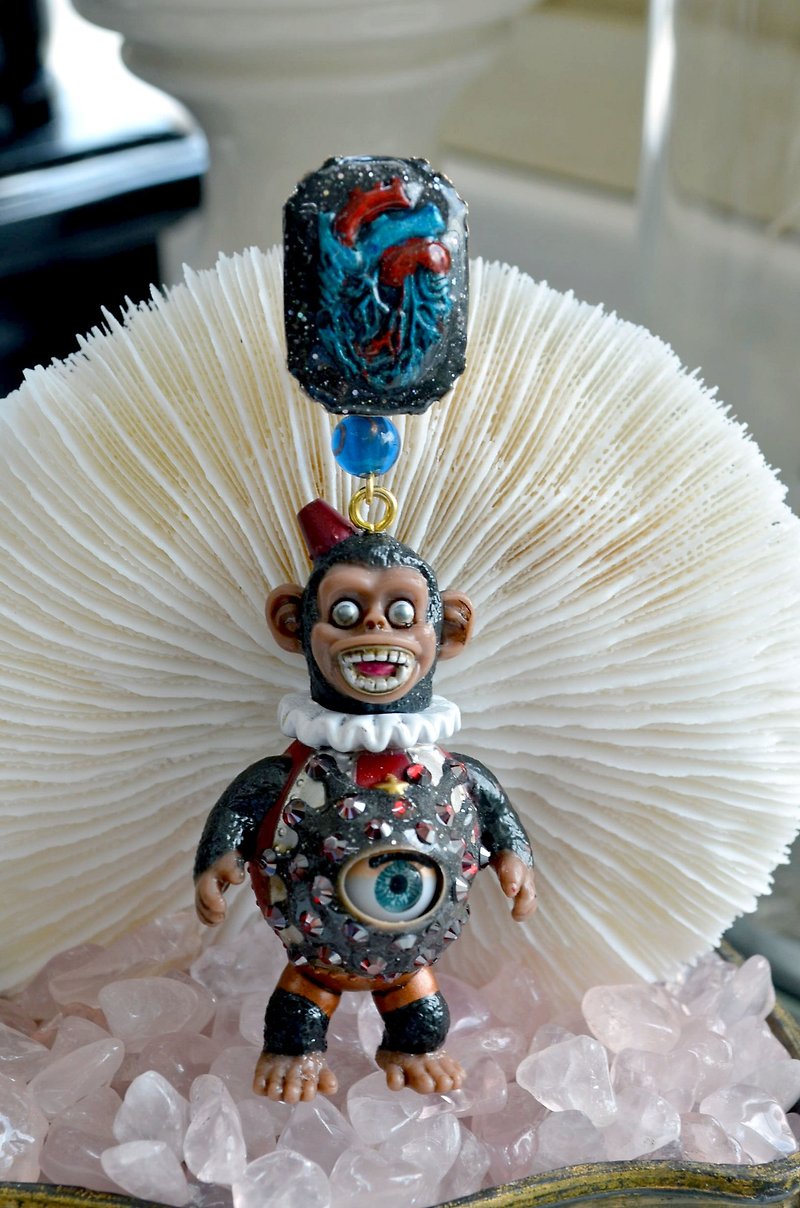 TIMBEE LO Monkey Monster Doll Refit Eye Aquarium Crystal Chest Heart Earrings Buckle - ต่างหู - พลาสติก สีเทา