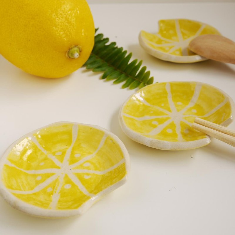 A chopstick rest where you can put chopsticks and a spoon together [lemon] / cutlery rest of fruits [lemon] - ตะเกียบ - ดินเผา สีเหลือง