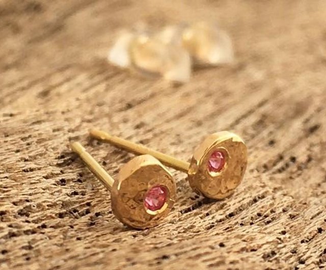 K14 Gold+Pink Sapphire◇スタッドピアス - ショップ Sae+Sumi Koru ピアス・イヤリング - Pinkoi