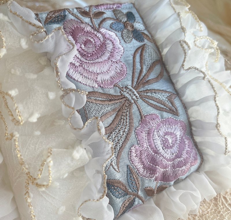 Frilled Flat Pouch with Indian Embroidered Ribbon - กระเป๋าเครื่องสำอาง - วัสดุอื่นๆ 