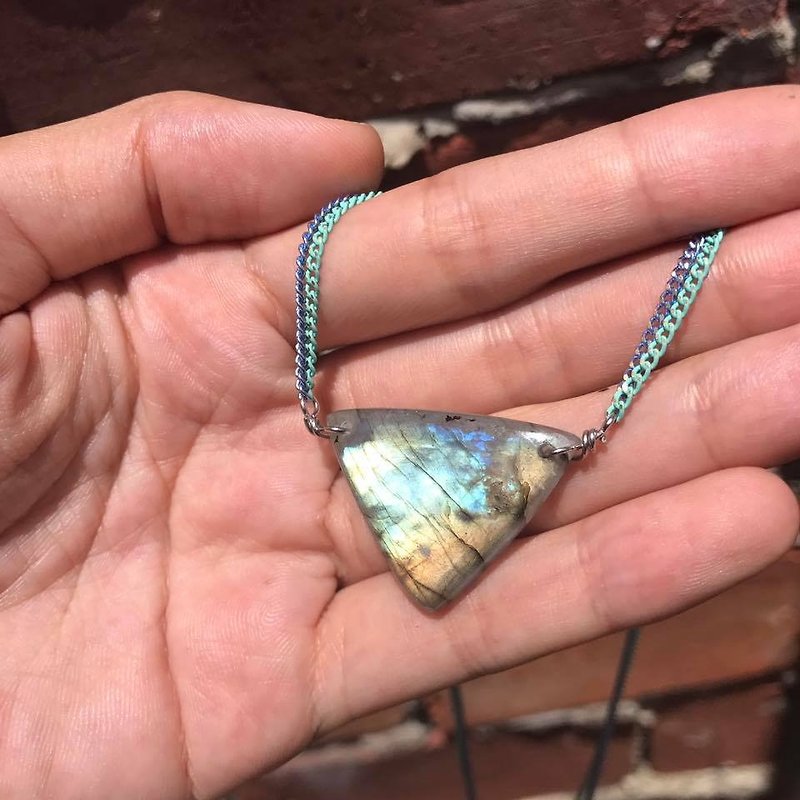 【Lost And Find】Natural Labradorite triangle necklace - สร้อยคอ - เครื่องเพชรพลอย สีน้ำเงิน