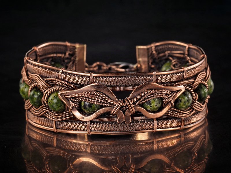 Copper wire wrapped bracelet with jade Antique style WireWrapArt Large size - 手鍊/手環 - 寶石 綠色