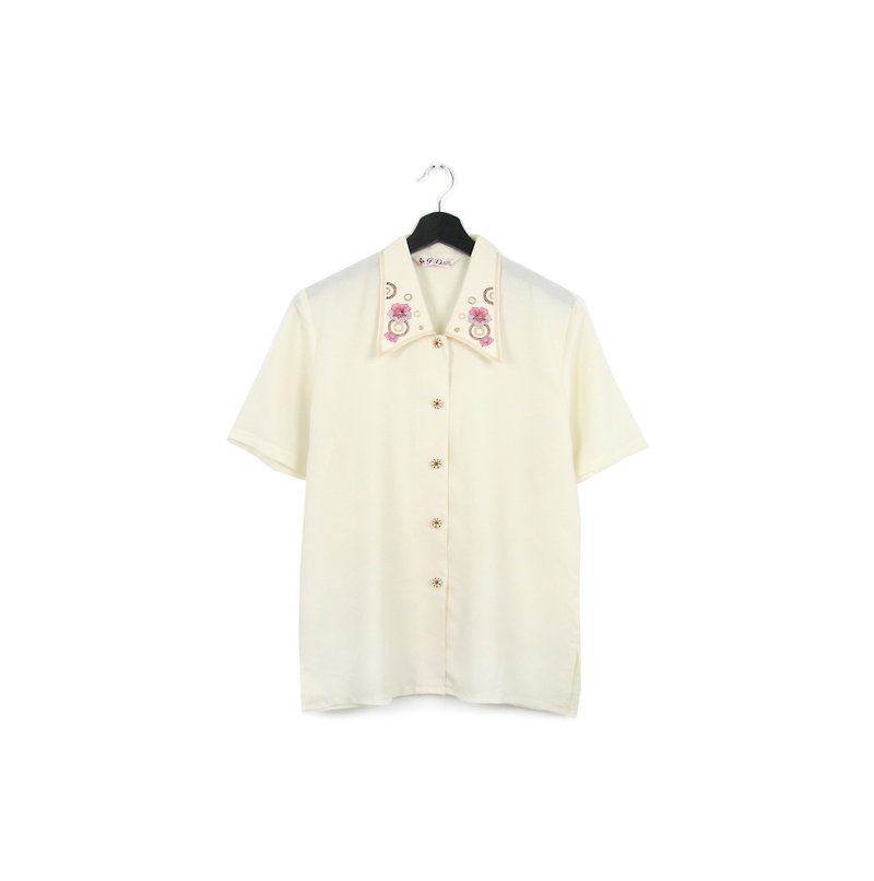 Back to Green:: Japanese and silky white shirt flower embroidery // vintage shirt - เสื้อเชิ้ตผู้หญิง - ผ้าไหม 