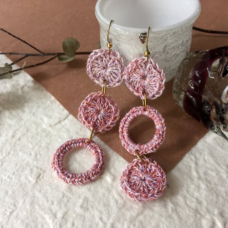 手工鉤織圓圈垂吊耳環 -粉紅繡球花 - 耳環/耳夾 - 棉．麻 粉紅色