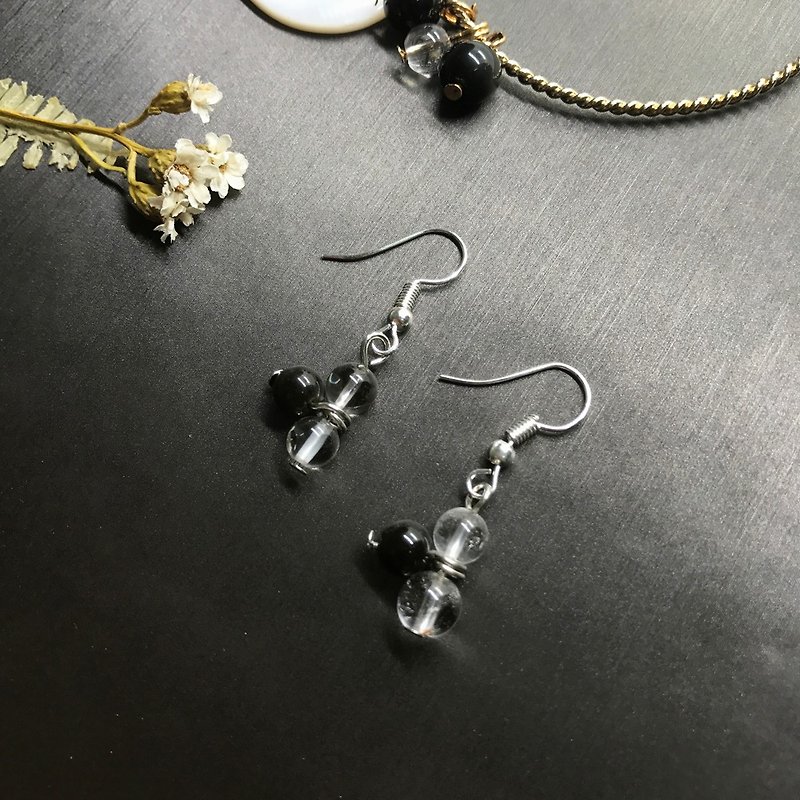 White and black crystal series / quiet and elegant low-key earrings - ต่างหู - เครื่องเพชรพลอย สีดำ