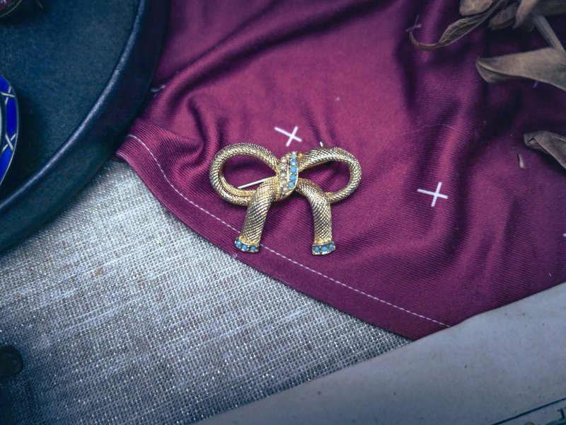 Sphinx 復興風格立體蝴蝶結胸針 珍珠與綠松石配色—英國古董首飾 - 胸針 - 其他金屬 