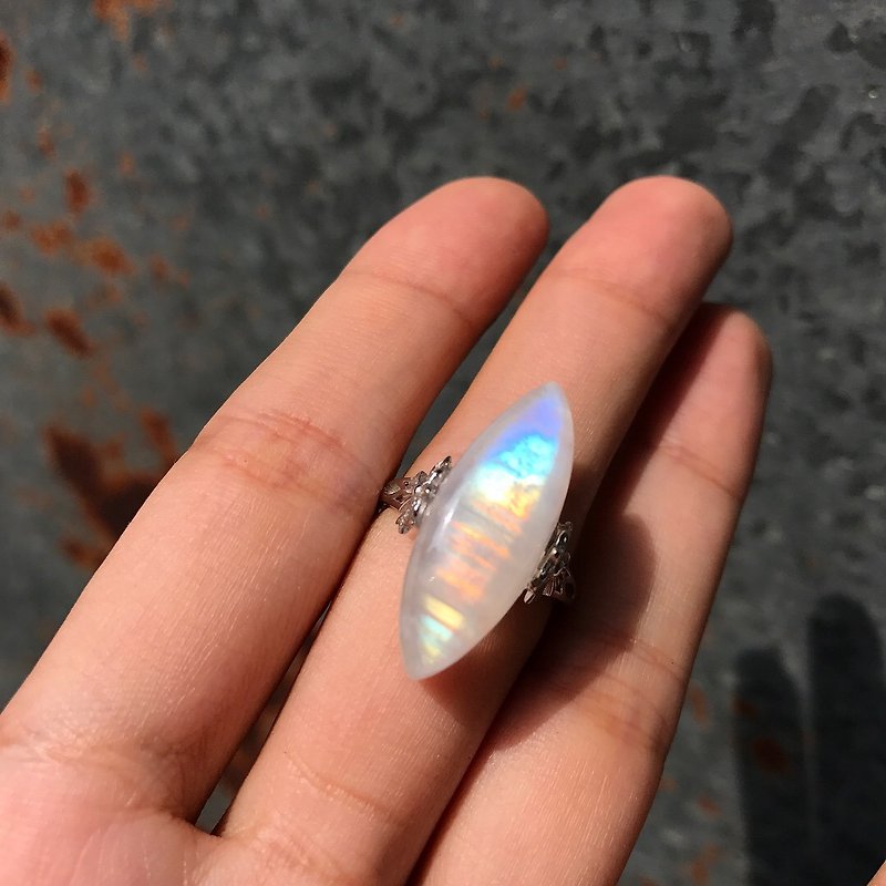 [Lost and find] natural stone rainbow moon stone moonstone ring - สร้อยข้อมือ - เครื่องเพชรพลอย สีน้ำเงิน