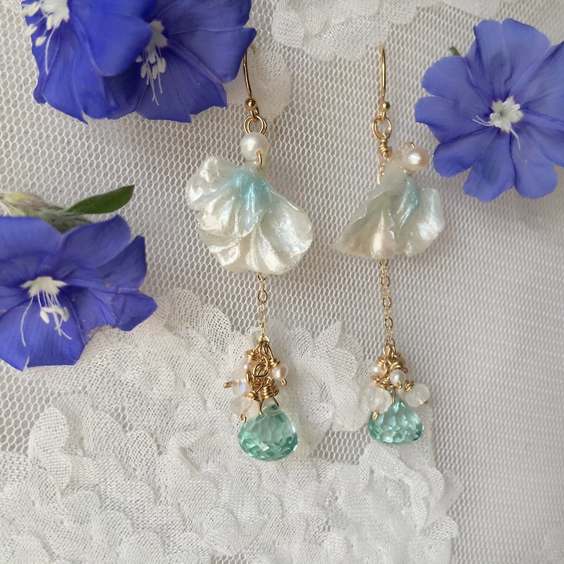 Handmade earrings lake water Teal petals and crystals can be detached and worn - ต่างหู - เครื่องเพชรพลอย สีน้ำเงิน