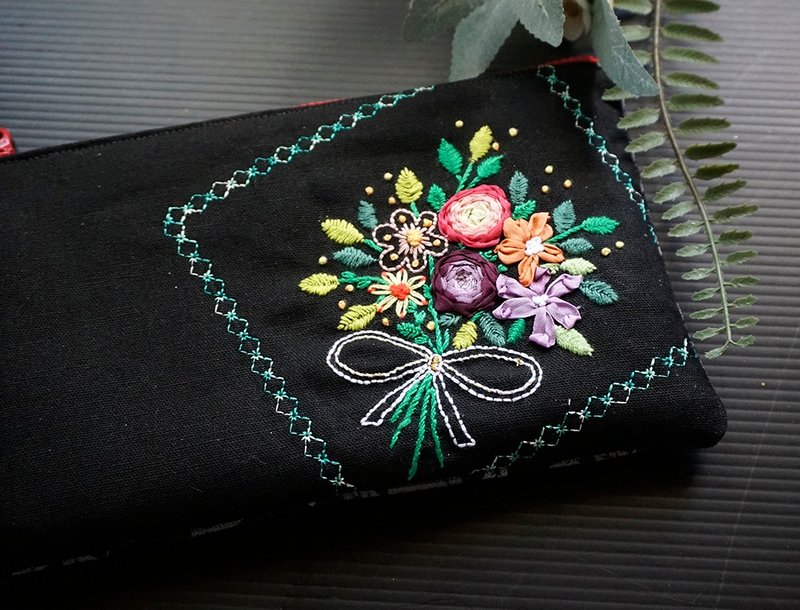 Embroidered bouquet small bag cosmetic bag storage bag - Toiletry Bags & Pouches - Cotton & Hemp Multicolor