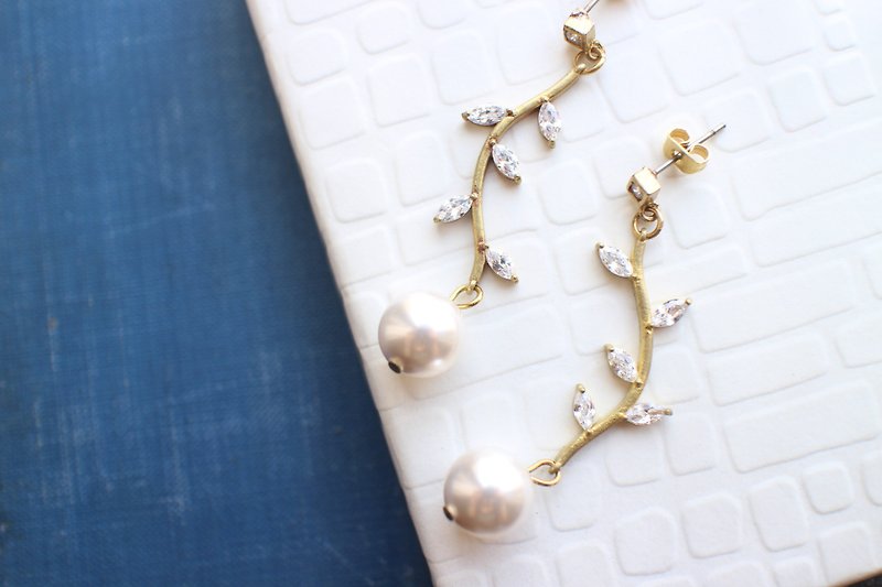 Summer leaf- Pearl brass handmade earrings - Earrings & Clip-ons - Other Metals White