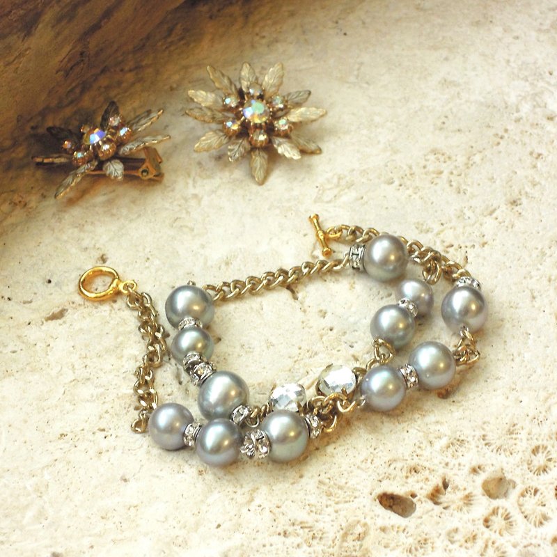 "Serenade," gray pearls vintage bracelet - สร้อยข้อมือ - วัสดุอื่นๆ สีเทา