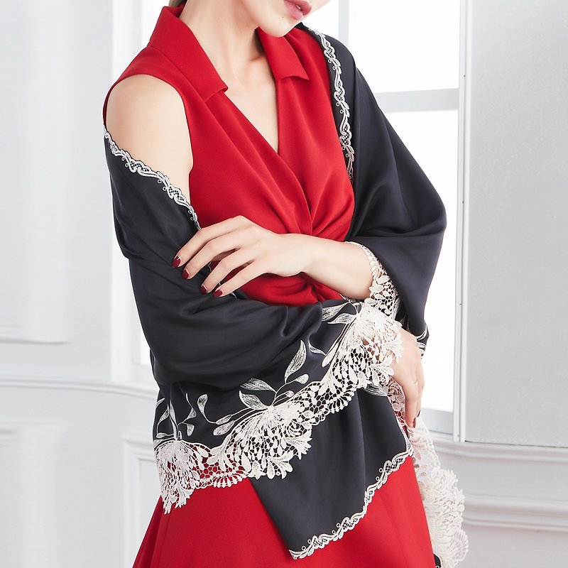 ロマンチックなフローラルゴールドの刺繍入りショールスカーフ - スカーフ - シルク・絹 ブラック