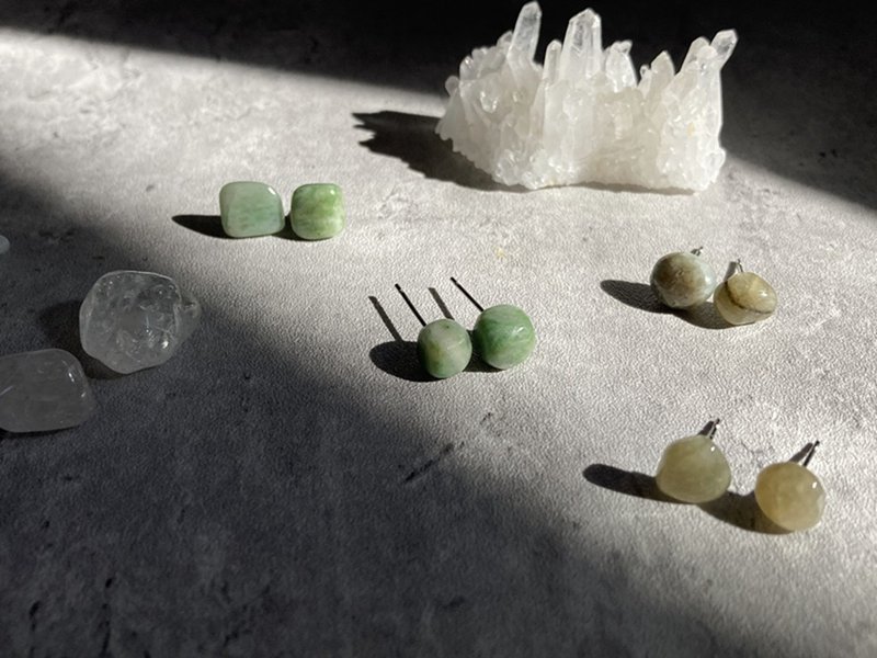 【天然A貨翡翠。原石隨形耳環】304鈦鋼耳針|天然翡翠 - 耳環/耳夾/耳骨夾 - 其他材質 綠色