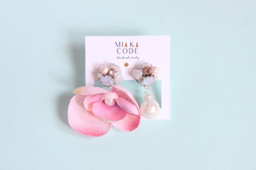 MIAKA CODE 。Handmade & Fashion 手工串珠 施華洛水晶 花花(粉紅漸變) 耳針/夾式耳環