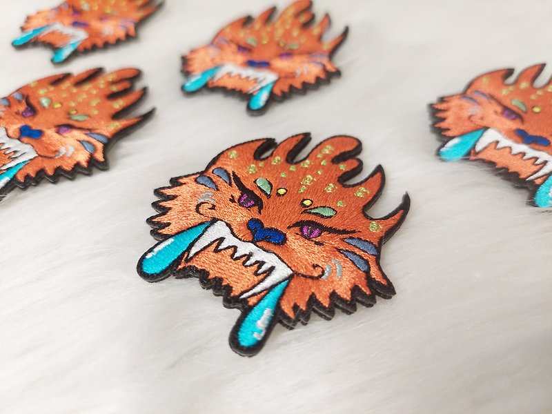 lion pin - Brooches - Thread 