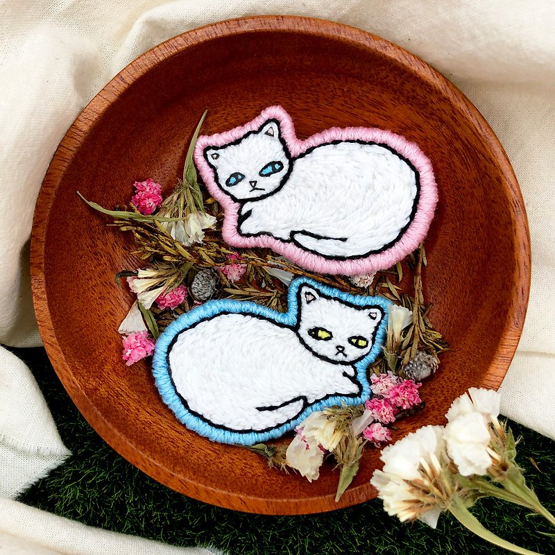 【Twins White Cats】Hand Embroidery Brooch, Pin - เข็มกลัด/พิน - งานปัก ขาว