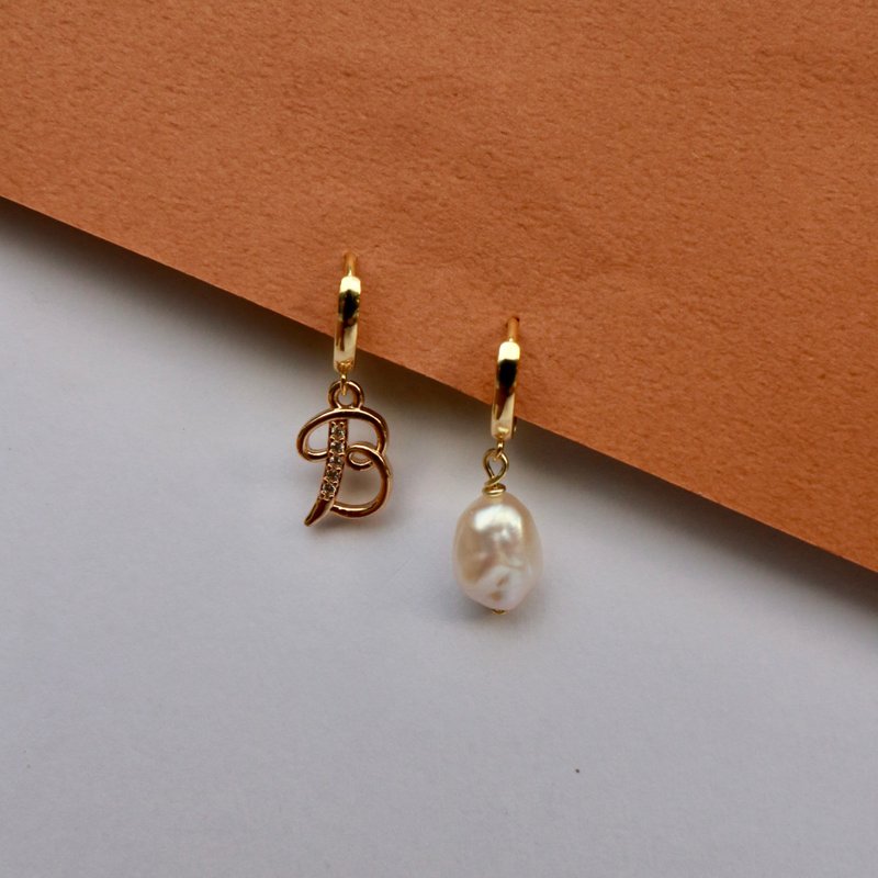 Alphabet Custom 純銀客製英文字母耳環・聖誕禮盒・客製化 - 耳環/耳夾/耳骨夾 - 珍珠 金色