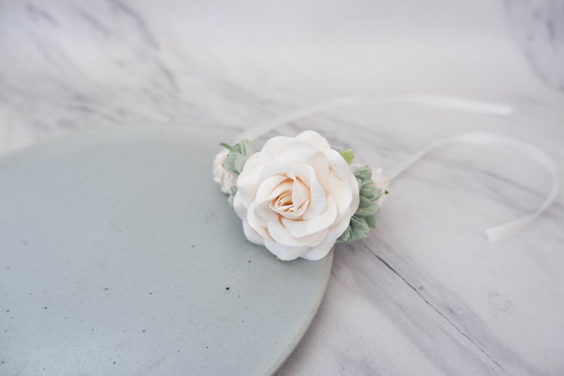 White wrist corsage, flower bracelet, wedding accessories - Corsages - Paper White