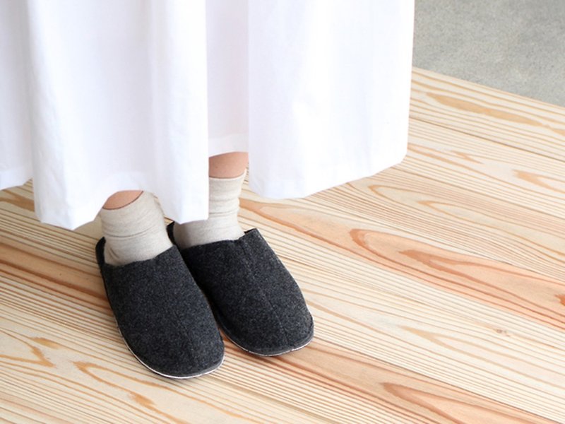 SLIPPER Black handmade home interior slippers – black - รองเท้าแตะในบ้าน - เส้นใยสังเคราะห์ สีดำ