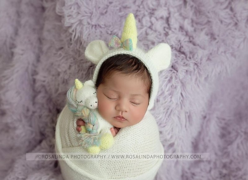 Unicorn bonnet and toy. Stuffed knitted unicorn toy. Newborn photo props. Girl p - 嬰兒手鍊/飾品 - 羊毛 白色