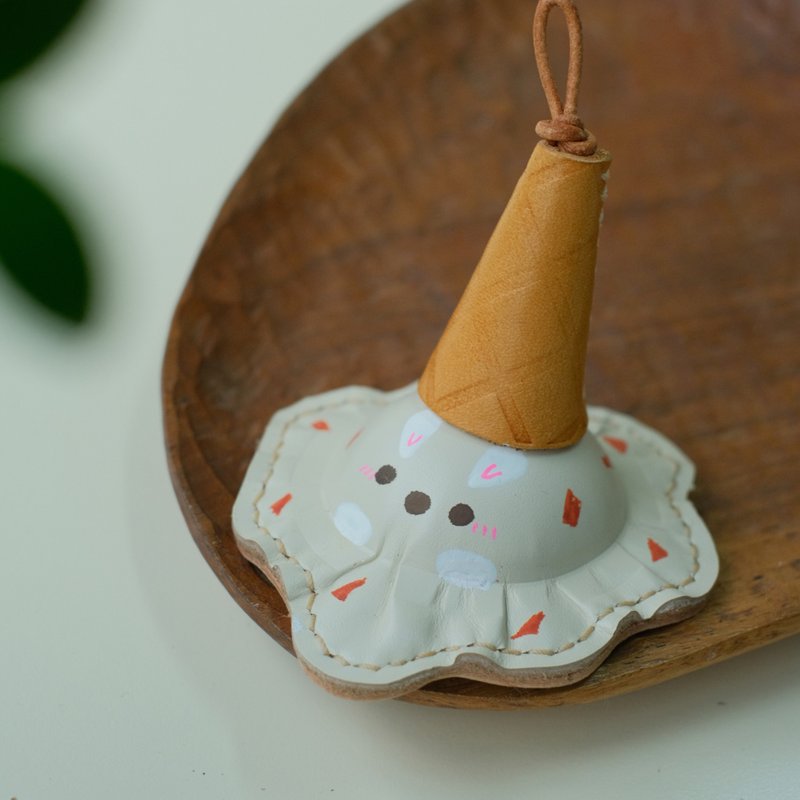 Little rabbit ice cream bag pendant handmade first layer cowhide leather pendant - ที่ห้อยกุญแจ - หนังแท้ ขาว