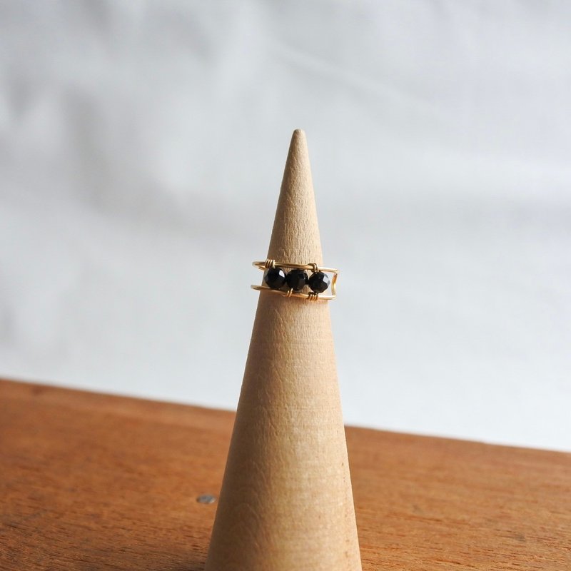 Black Spinel Ear Cuff – Gold – Natural Stone - 戒指 - 其他金屬 黑色