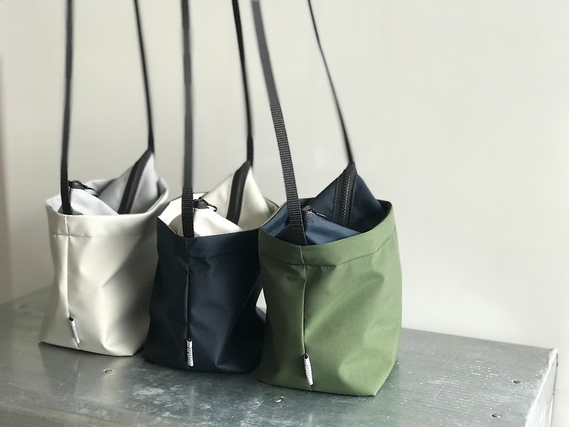 Bicolor mini shoulder bag / green x dark navy - กระเป๋าแมสเซนเจอร์ - วัสดุอื่นๆ สีเขียว