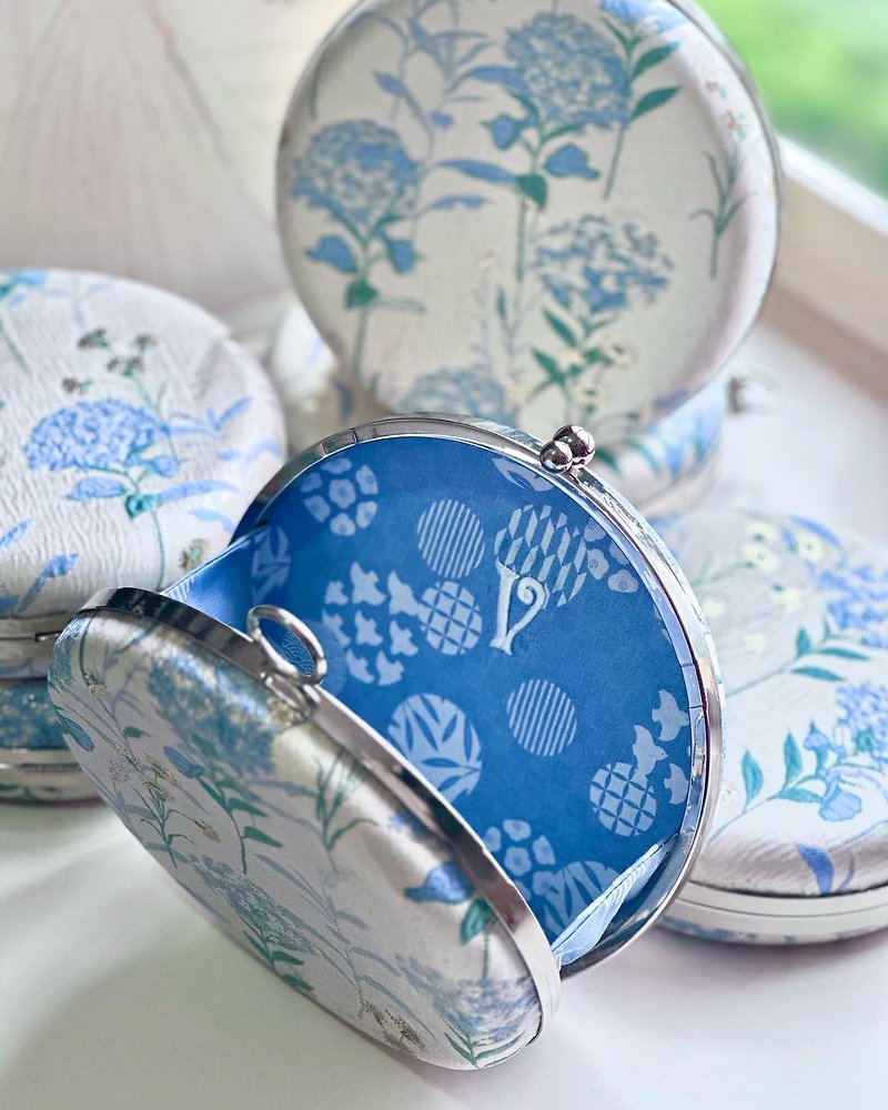 Additional purchase service - small round bag with English embroidery initial - กระเป๋าถือ - ผ้าฝ้าย/ผ้าลินิน สีใส