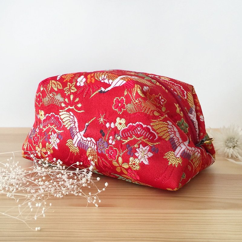 Pouch with Japanese Traditional Pattern, Kimono (Large) - Brocade - กระเป๋าเครื่องสำอาง - วัสดุอื่นๆ สีแดง