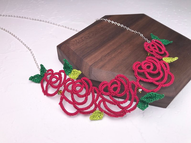 手織蕾絲玫瑰花項鍊 (紅色) /情人節 / 禮物 / Swarovski水晶 - 項鍊 - 棉．麻 紅色