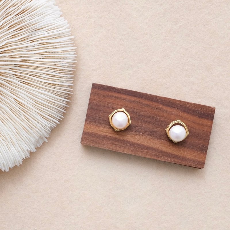 PANNE Freshwater Pearl on Gold Stud Earring - 耳環/耳夾/耳骨夾 - 其他材質 白色
