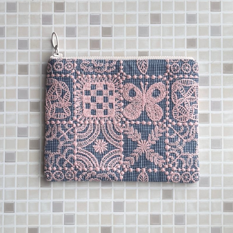 mina perhonen forest tile 総刺繍　蝶　フラットポーチ - 化妝包/收納袋 - 棉．麻 粉紅色