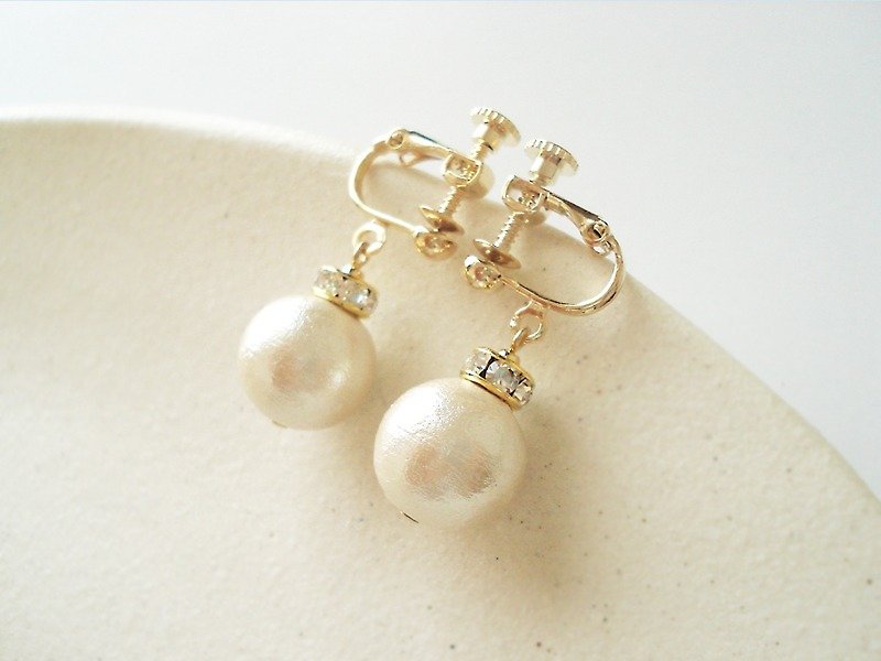 Cotton pearl and Rondelle Bead with Crystal Rhinestones, clip on earrings 夾式 - Earrings & Clip-ons - Cotton & Hemp White