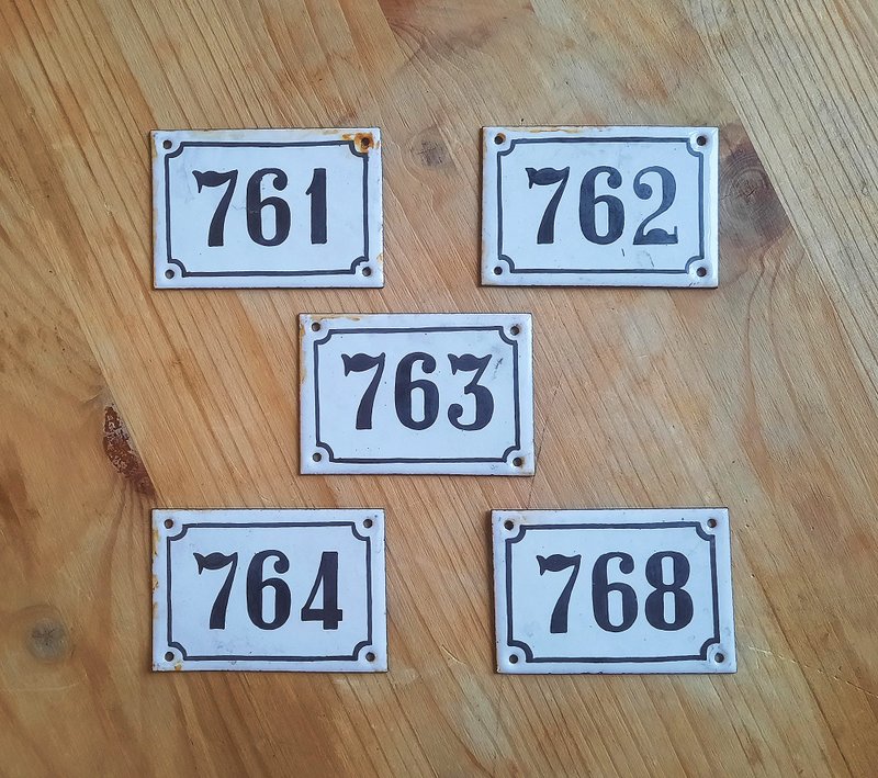 White black rectangular apt number sign 761 762 763 764 768 address plaque USSR - ม่านและป้ายประตู - วัตถุเคลือบ ขาว