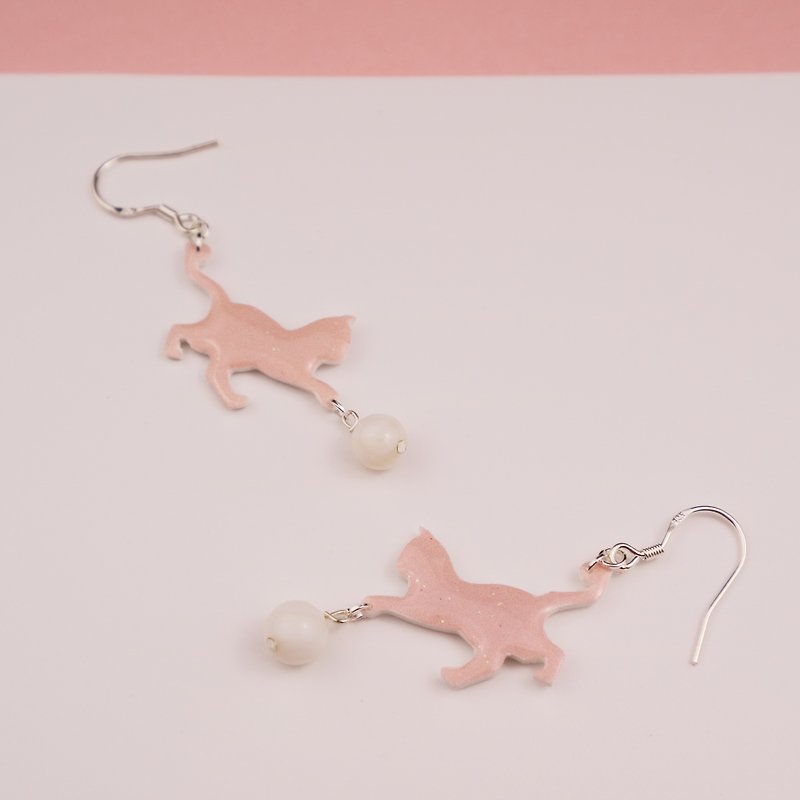 粉色 淘气猫咪在玩它的球  猫系少女耳环    - 耳環/耳夾 - 塑膠 