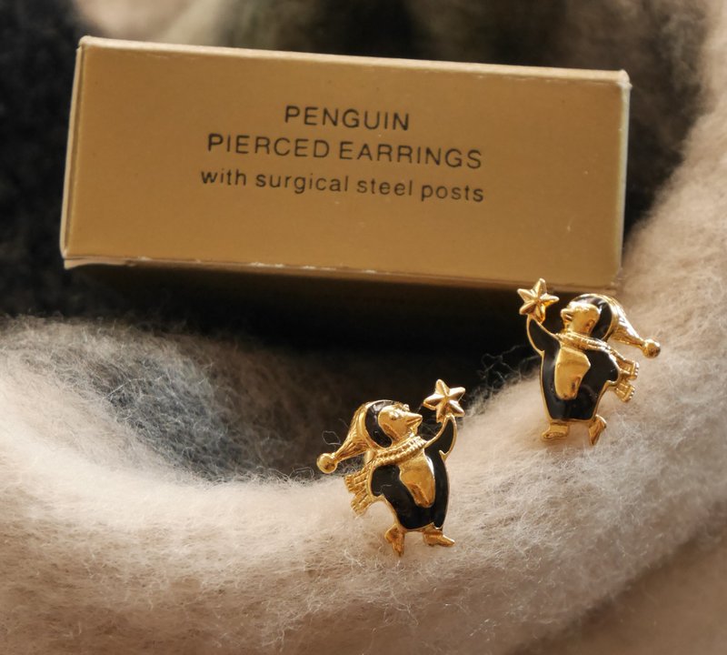 Old and good antique jewelry 1996 AVON black gold penguin needle earrings P588 - ต่างหู - โลหะ สีทอง