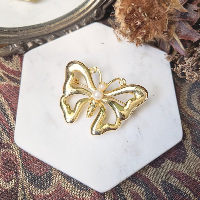 [Old jewelry/Old Western items] VINTAGE AAI hollow butterfly brooch - เข็มกลัด - โลหะ สีทอง