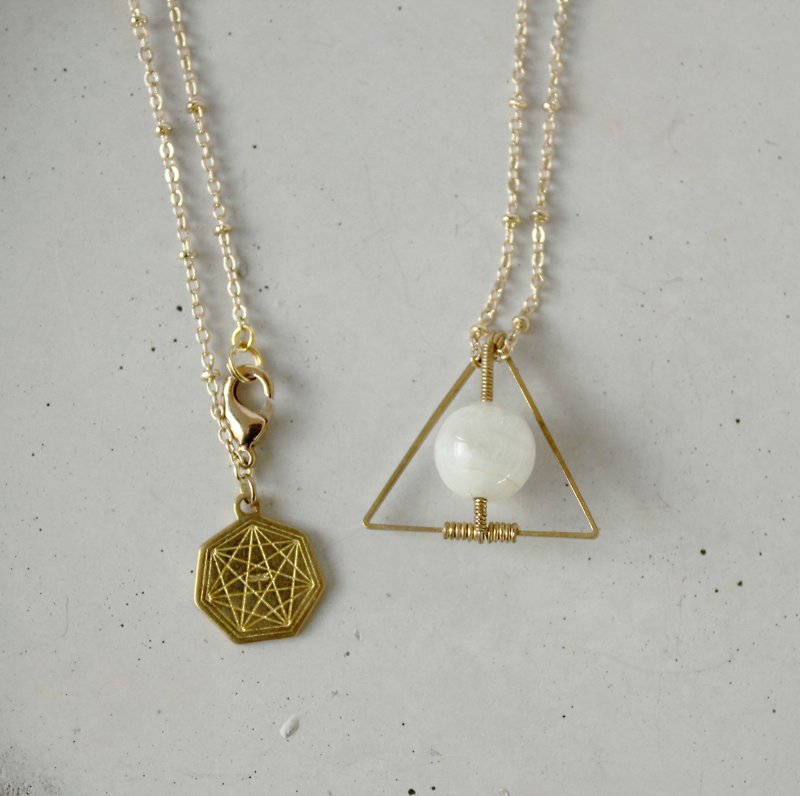 神話: 三角形の幾何学石ネックレス - ネックレス - 宝石 ホワイト