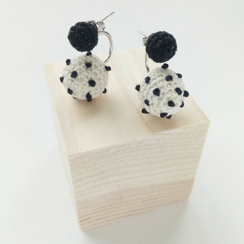 White Polka Dots Crochet Earrings - ต่างหู - ผ้าฝ้าย/ผ้าลินิน ขาว