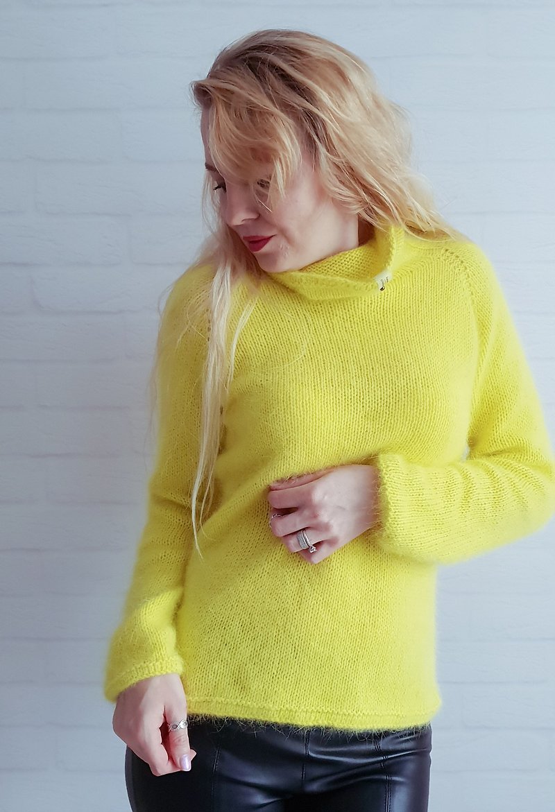 Delicate and fluffy knitted angora sweater in bright yellow. - 女毛衣/針織衫 - 羊毛 黃色