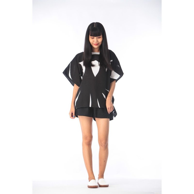 Poncho Blouse Cotton Silk Hand Painted for Summer resort vac - 女上衣/長袖上衣 - 棉．麻 黑色