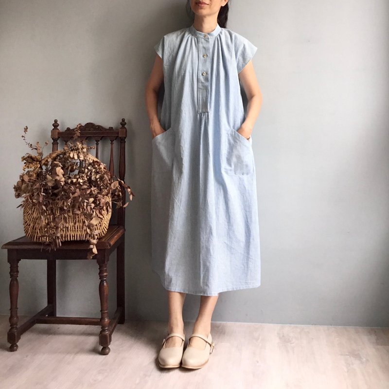 安靜湖泊/藍白細條紋純棉小立領開扣短袖長洋裝/連身裙100%棉 - 洋裝/連身裙 - 棉．麻 