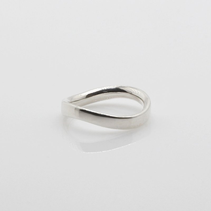 Dancing sterling silver ring - แหวนทั่วไป - เงินแท้ สีเงิน