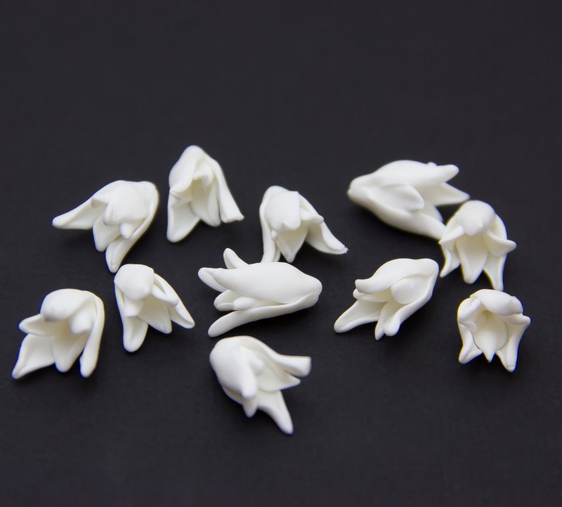 White buds lily flower beads, White flower beads 1.5-1.7cm Floral lilies beads - 零件/散裝材料/工具 - 塑膠 白色
